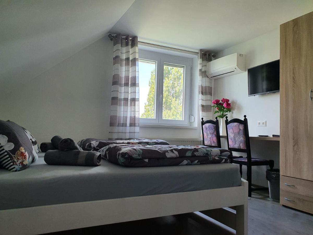Monostor Panzio Bed and Breakfast Komárom Εξωτερικό φωτογραφία